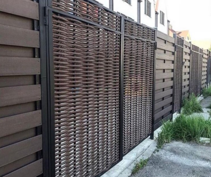 Забор из ДПК + калитка, увитая лозой